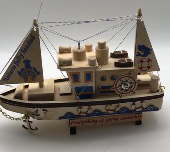 木质鲨鱼海盗船模型地中海家居摆件景区热销工艺品帆船儿童音乐盒